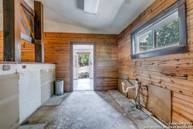 Image 18 of 36 For 162 Water View Dr.