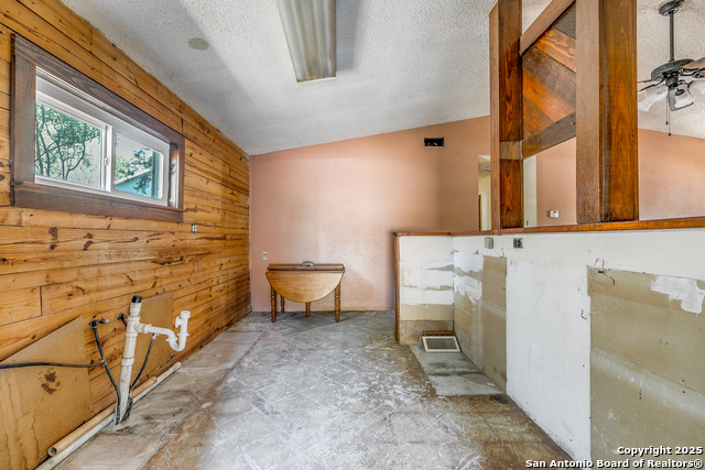 Image 19 of 36 For 162 Water View Dr.