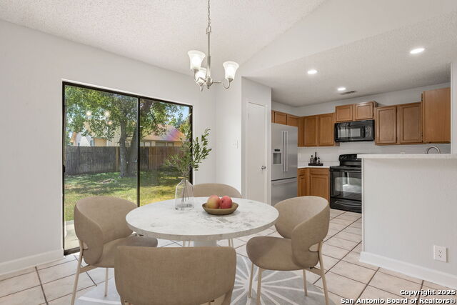 Listing photo id 8 for 7415 Pebblewood