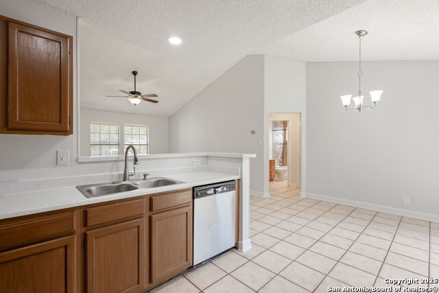Listing photo id 11 for 7415 Pebblewood
