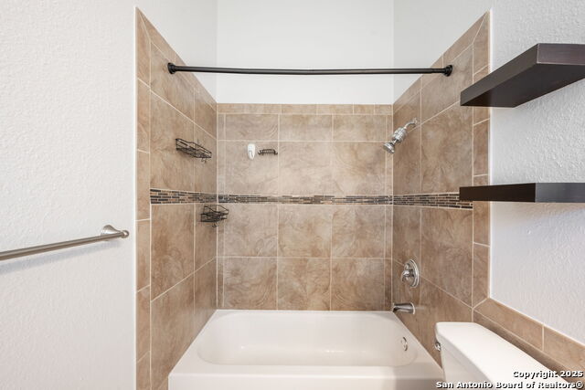 Listing photo id 17 for 7415 Pebblewood