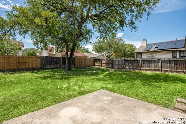 Listing photo id 25 for 7415 Pebblewood