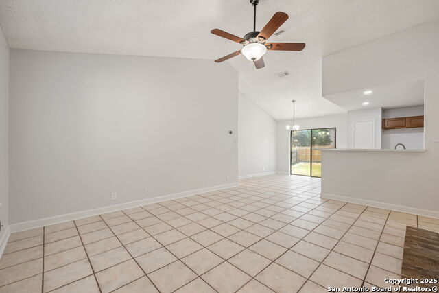 Listing photo id 3 for 7415 Pebblewood