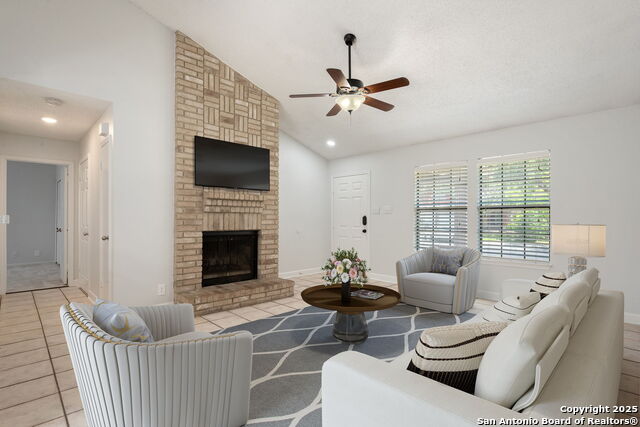 Listing photo id 5 for 7415 Pebblewood