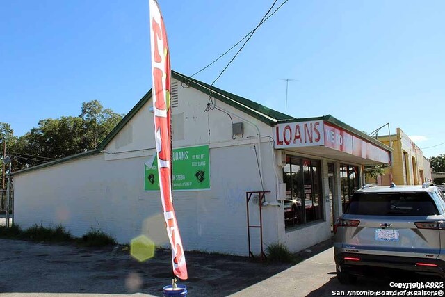 Listing photo id 8 for 3815 Commerce W