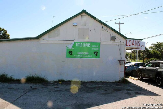 Listing photo id 9 for 3815 Commerce W