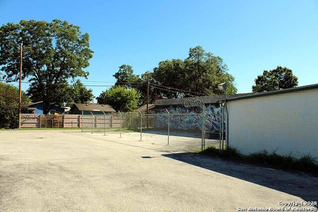 Listing photo id 10 for 3815 Commerce W