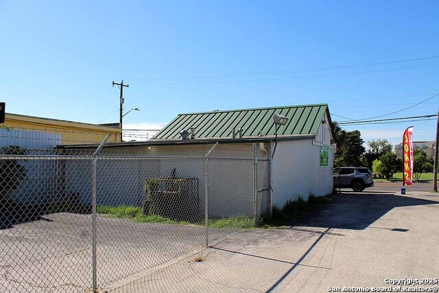 Listing photo id 11 for 3815 Commerce W