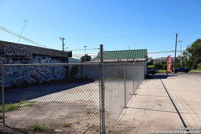 Listing photo id 12 for 3815 Commerce W