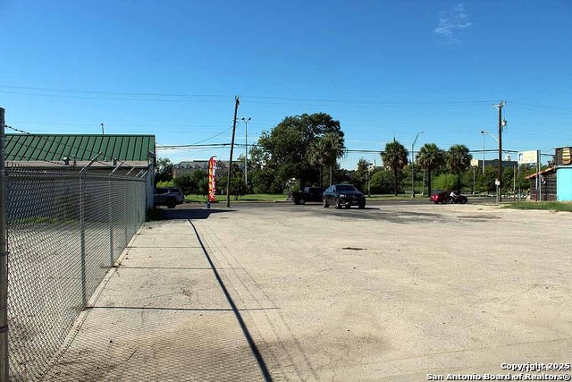 Listing photo id 13 for 3815 Commerce W