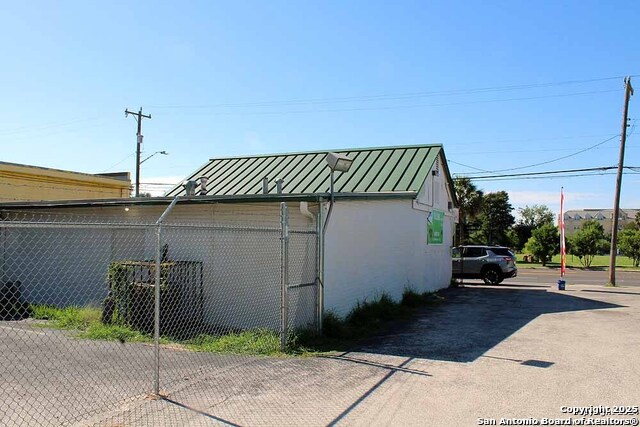 Listing photo id 15 for 3815 Commerce W