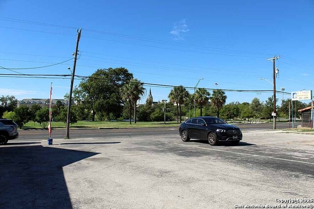 Listing photo id 16 for 3815 Commerce W