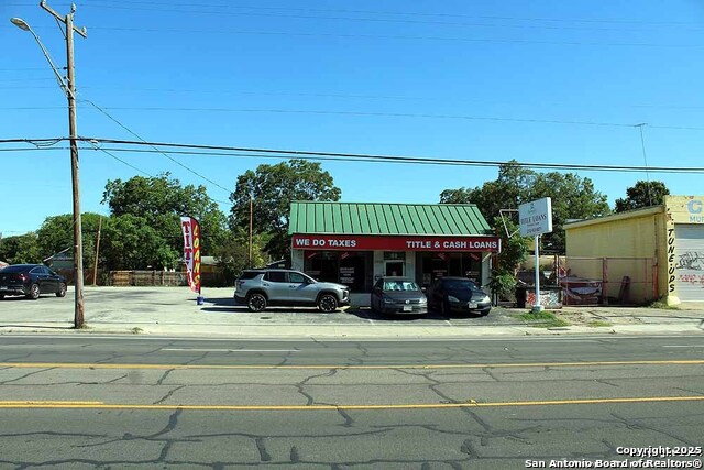 Listing photo id 17 for 3815 Commerce W