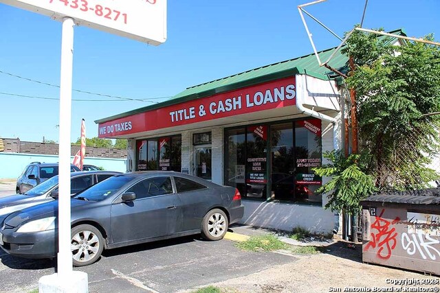 Listing photo id 0 for 3815 Commerce W