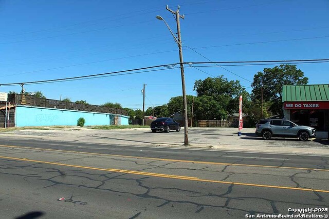 Listing photo id 18 for 3815 Commerce W