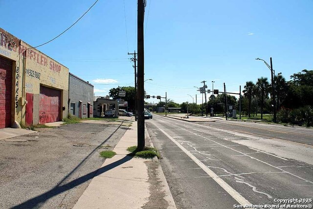 Listing photo id 20 for 3815 Commerce W