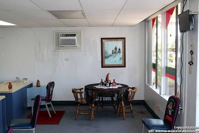 Listing photo id 3 for 3815 Commerce W