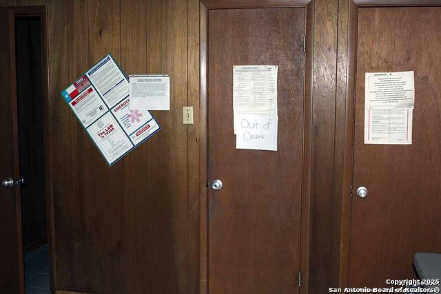 Listing photo id 6 for 3815 Commerce W