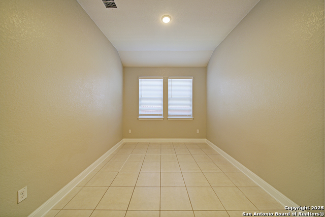 Listing photo id 8 for 8022 Carver Heights