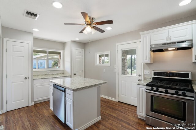 Details for 1505 B St  , Floresville, TX 78114