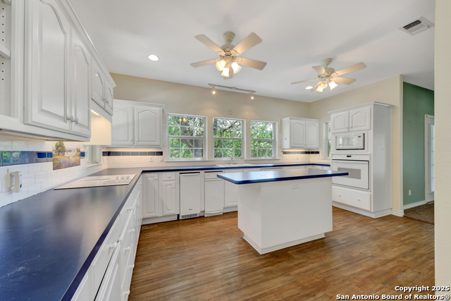 Listing photo id 6 for 639 Bluff Ridge Ct