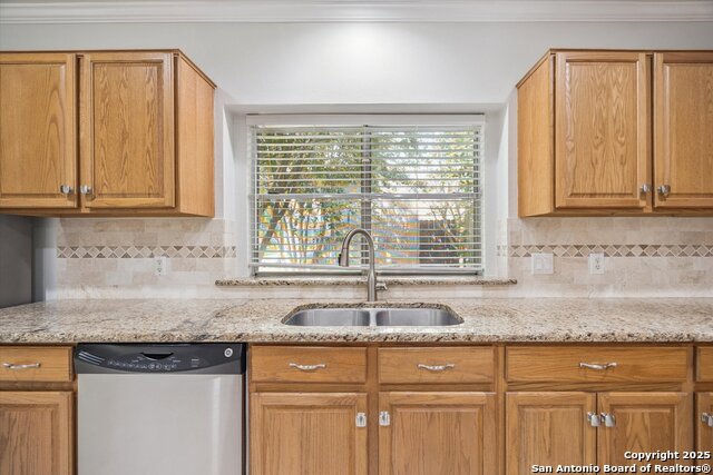 Listing photo id 9 for 2443 Cove Hill