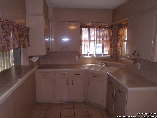 Listing photo id 8 for 739 Theo