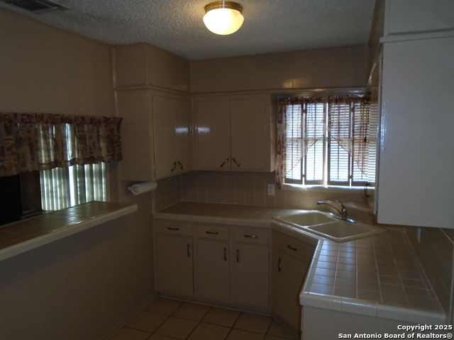 Listing photo id 9 for 739 Theo