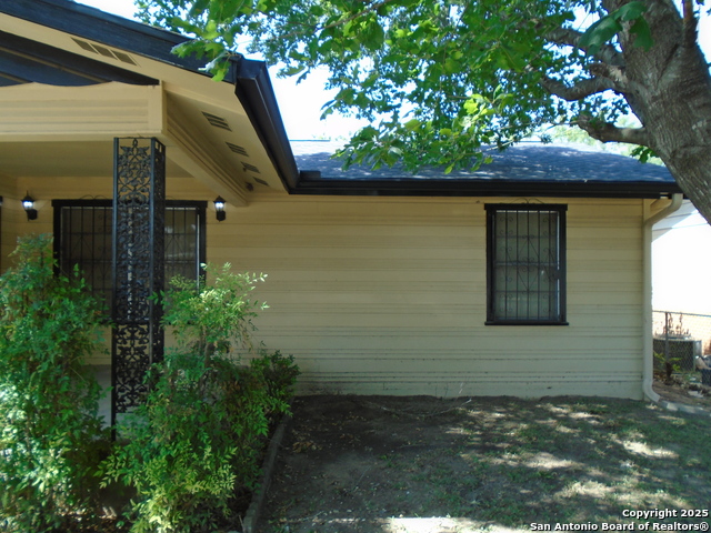 Listing photo id 15 for 739 Theo