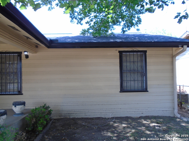 Listing photo id 17 for 739 Theo