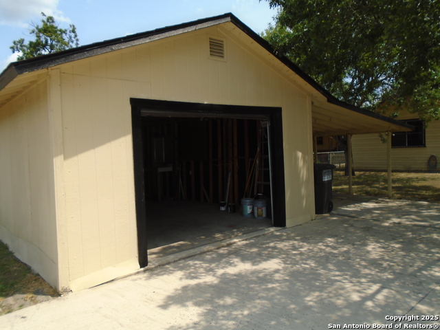 Listing photo id 18 for 739 Theo
