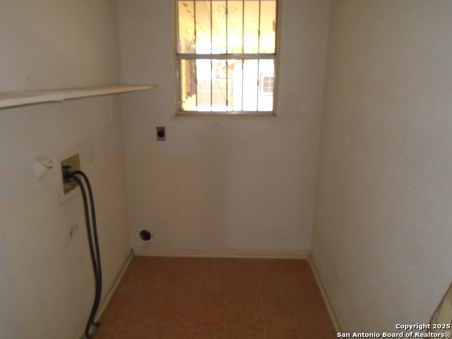 Listing photo id 29 for 739 Theo