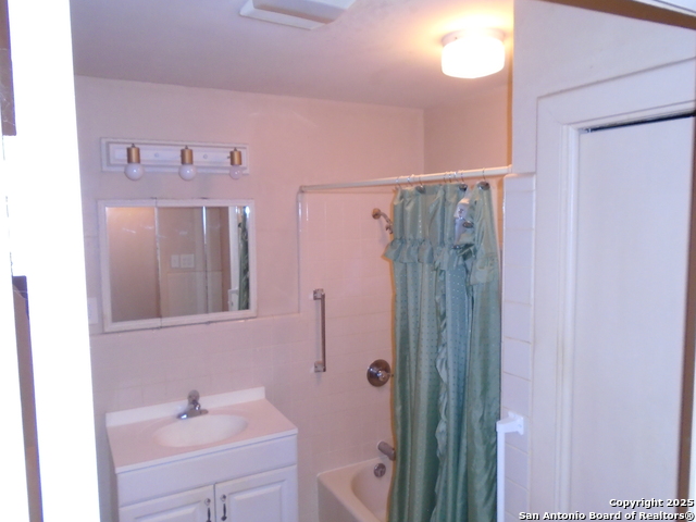 Listing photo id 6 for 739 Theo