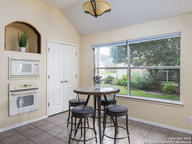 Listing photo id 3 for 26906 Spiral