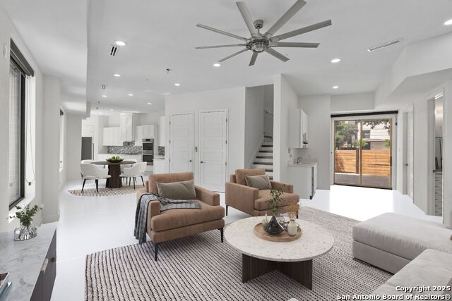Image 11 of 43 For 727 Park Ave E