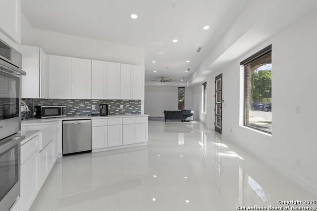 Image 15 of 43 For 727 Park Ave E