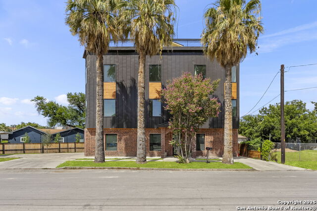 Image 2 of 43 For 727 Park Ave E