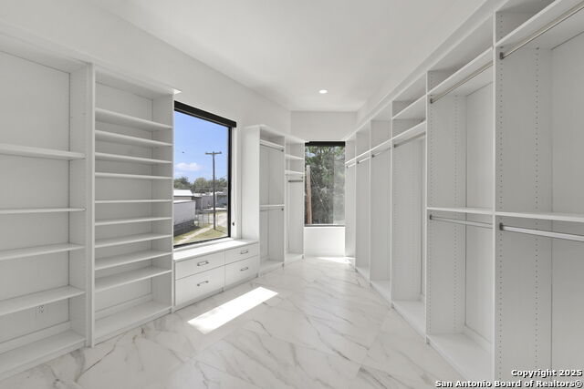 Image 21 of 43 For 727 Park Ave E