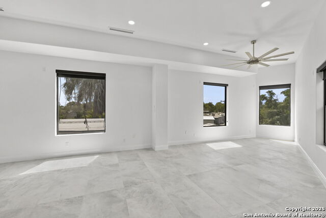 Image 30 of 43 For 727 Park Ave E