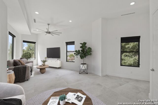 Image 31 of 43 For 727 Park Ave E
