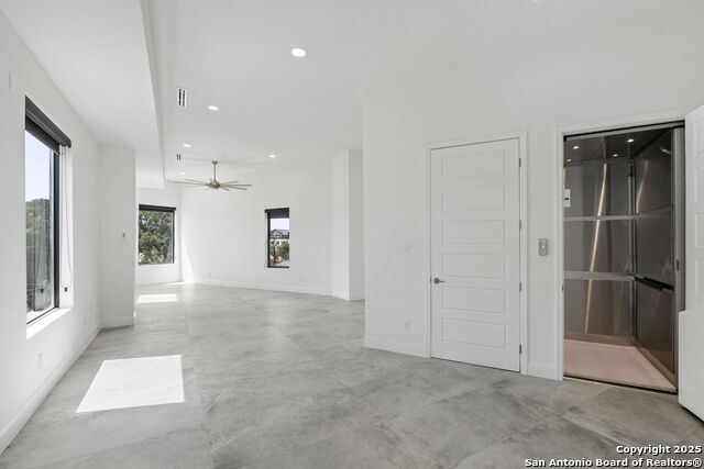 Image 33 of 43 For 727 Park Ave E