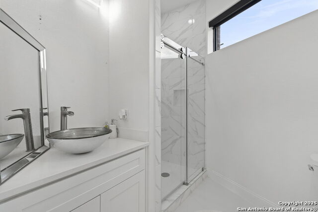Image 36 of 43 For 727 Park Ave E