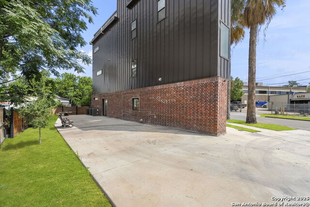 Image 4 of 43 For 727 Park Ave E