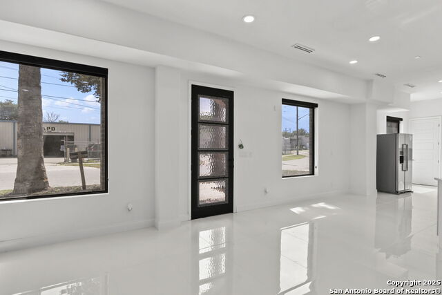 Image 8 of 43 For 727 Park Ave E