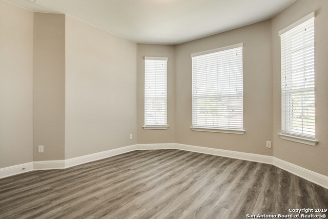 Listing photo id 3 for 114 Telford Way