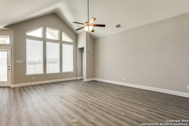 Listing photo id 5 for 114 Telford Way