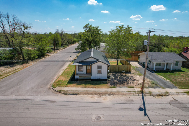 Listing photo id 2 for 701 Ft Clark Rd