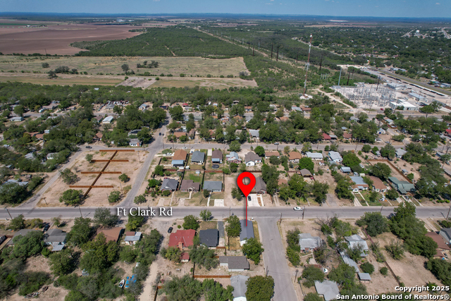 Listing photo id 6 for 701 Ft Clark Rd