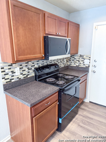 Image 10 of 27 For 427 Orchard Willow