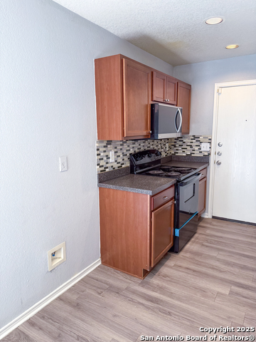 Image 8 of 27 For 427 Orchard Willow